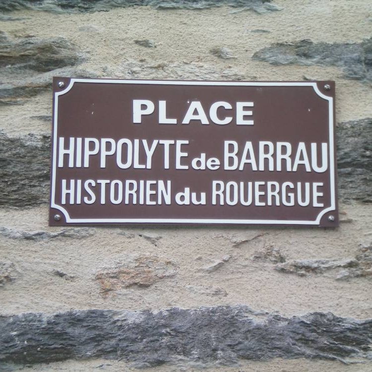 Plaque mentionnant Hyppolyte de Barrau sur l'église de Carcenac-Salmiech - Arnaud Villefranque