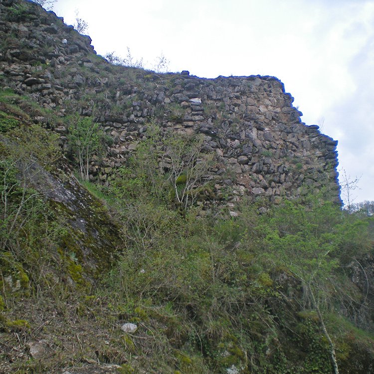 Vue de anciennes fortifications du château de Camboulas - Arnaud Villefranque