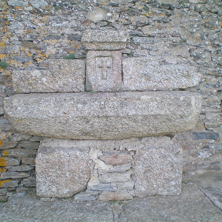 Autel en pierre à l'extérieur de la tour de Peyrebrune - Arnaud Villefranque