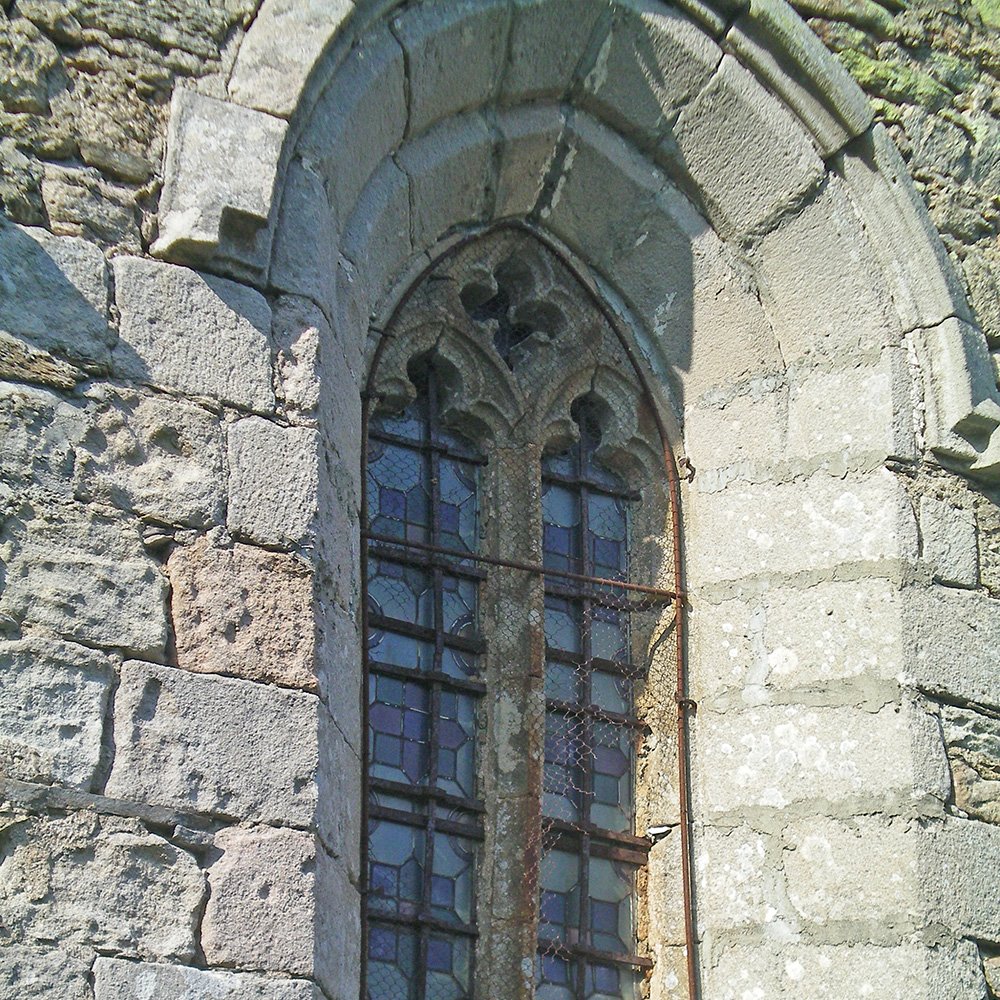 Détail d'un vitrail vue de l'extérieur de la chapelle de Bergounhoux - Arnaud Villefranque