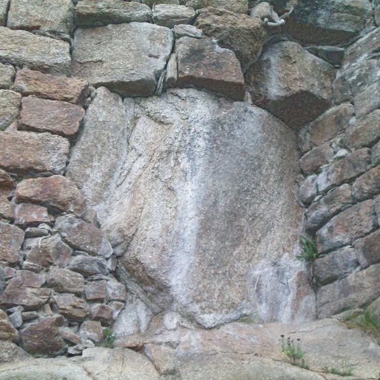 Vue des anciennes fondations du chateau de Salmiech au pied de l'église Saint-Firmin de Salmiech - Arnaud Villefranque
