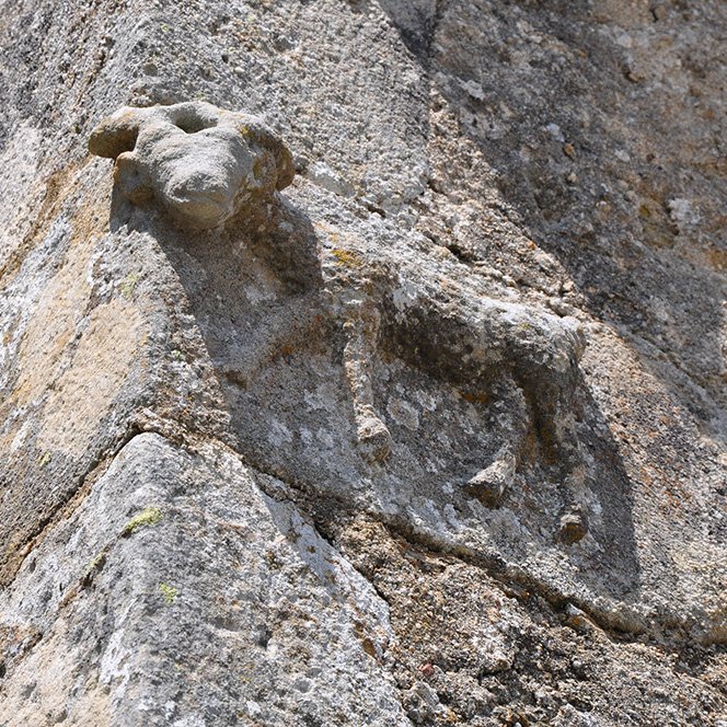 Sculpture d'agneau à l'extérieur de l'église de Saint-martin des Cormières - Arnaud Villefranque