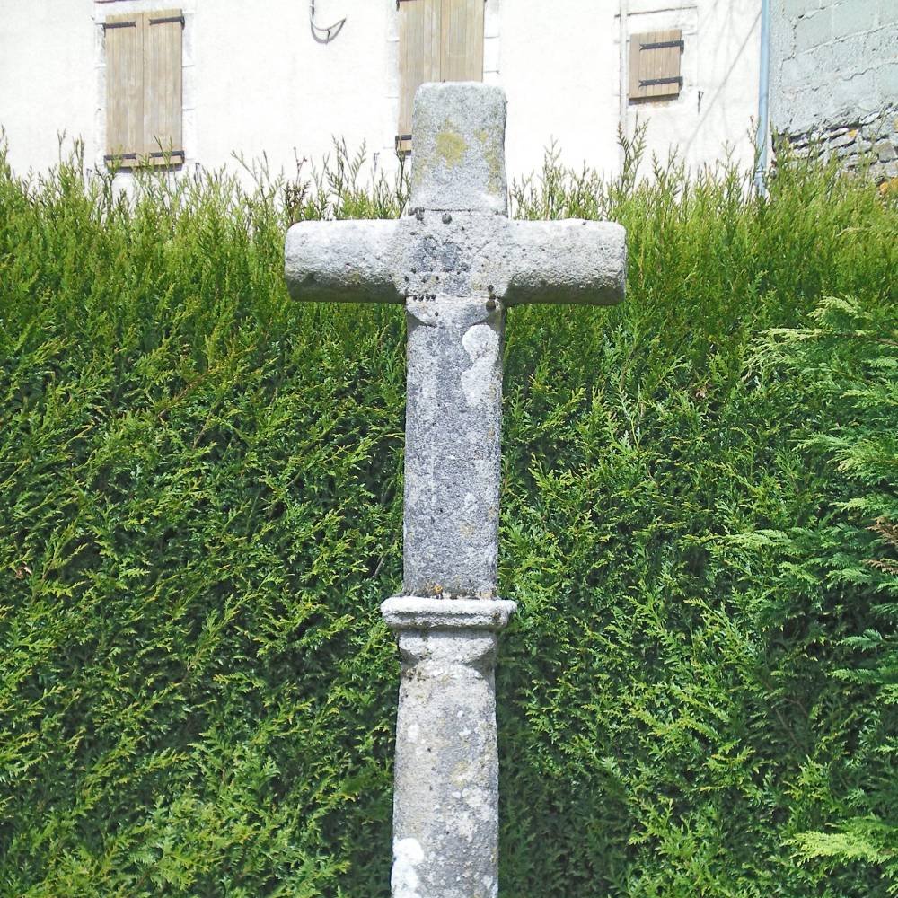 Vue générale de la croix de pierre située à proximité de l'Église Saints-Abdon-et-Sennen de Mauriac - Arnaud Villefranque