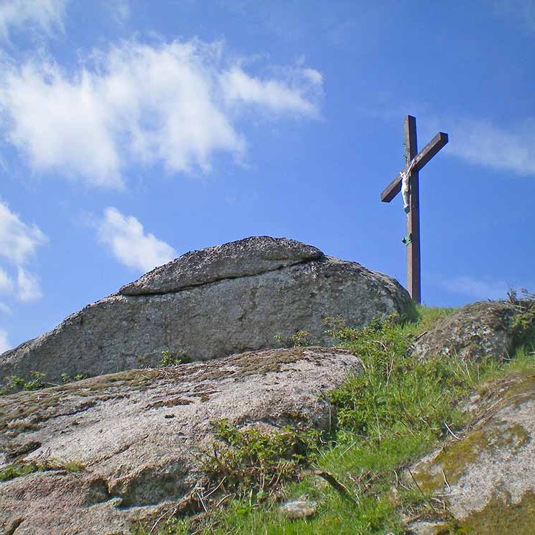 Vue en contre plongée de la croix à proximité de la tour de Peyrebrune - Arnaud Villefranque