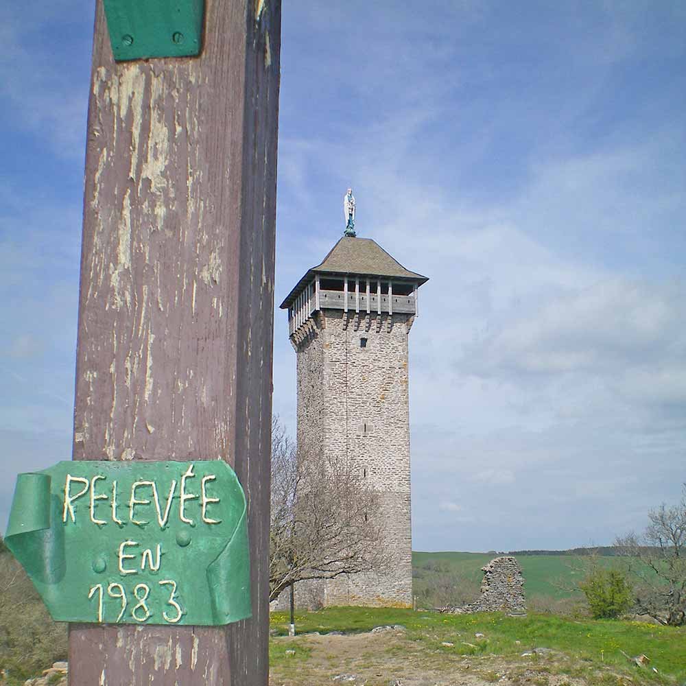 Détail de la croix de Peyrebrunne avec la tour en arrière plan - Arnaud Villefranque