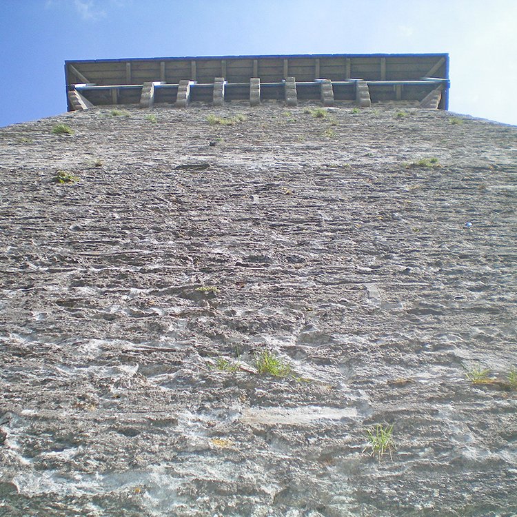 Vue en contre plongée de la tour de Peyrebrune - Arnaud Villefranque