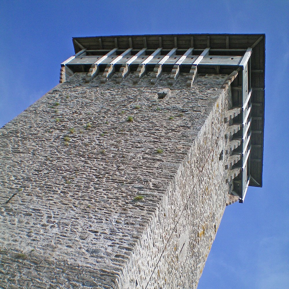 Vue latérale de a Tour de Peyrebrune - Arnaud Villefranque