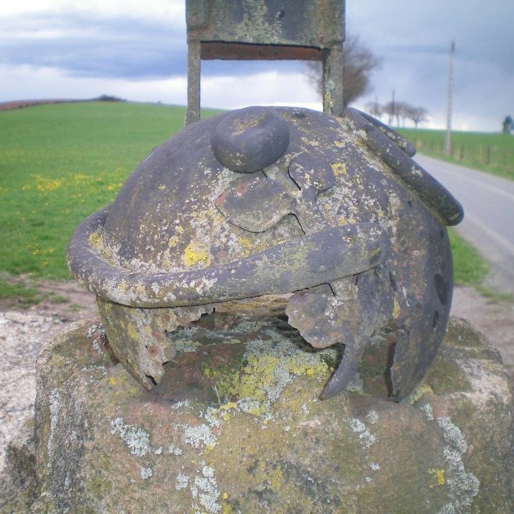 Détail du globe au serpent de la croix de fer de Salmiech - Arnaud Villefranque