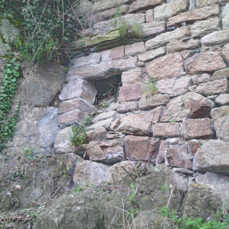 Vue des anciennes fondations du chateau de Salmiech au pied de l'église Saint-Firmin de Salmiech - Arnaud Villefranque