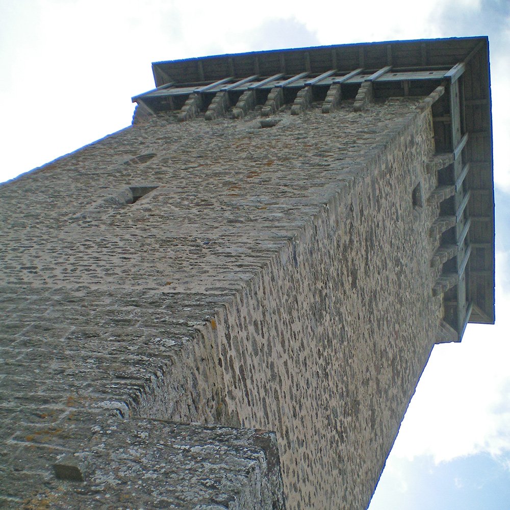 Vue en contre plongée de la tour de Peyrebrune - Arnaud Villefranque