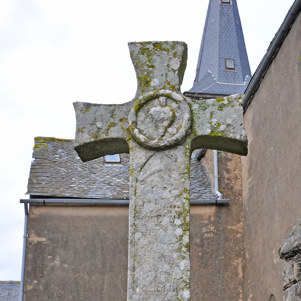 Croix en pierre à proximité de l'église de Saint-Saturnin de Caplongue - Arnaud Villefranque