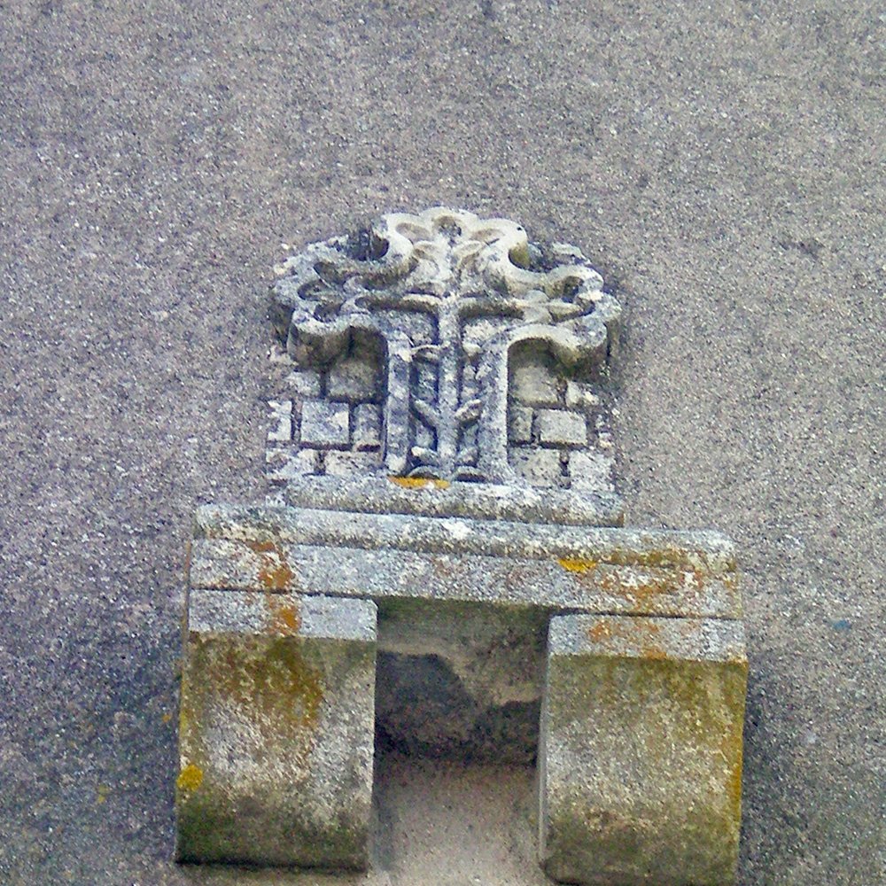 Croix située sur le chevet de l'église d'Alrance - Arnaud Villefranque