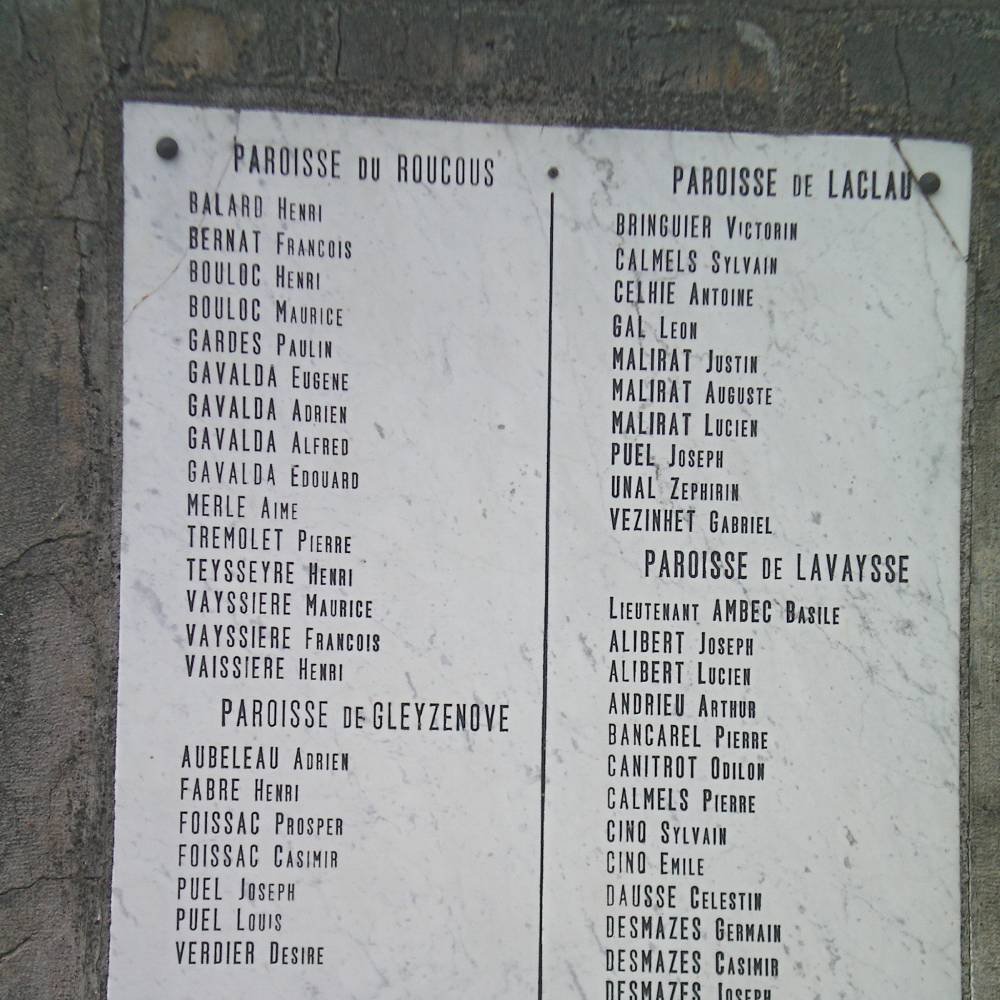 Vue de la ^laque de la liste des morts sur le monument aux morts de Vezins de Lévézou - Arnaud Villefranque