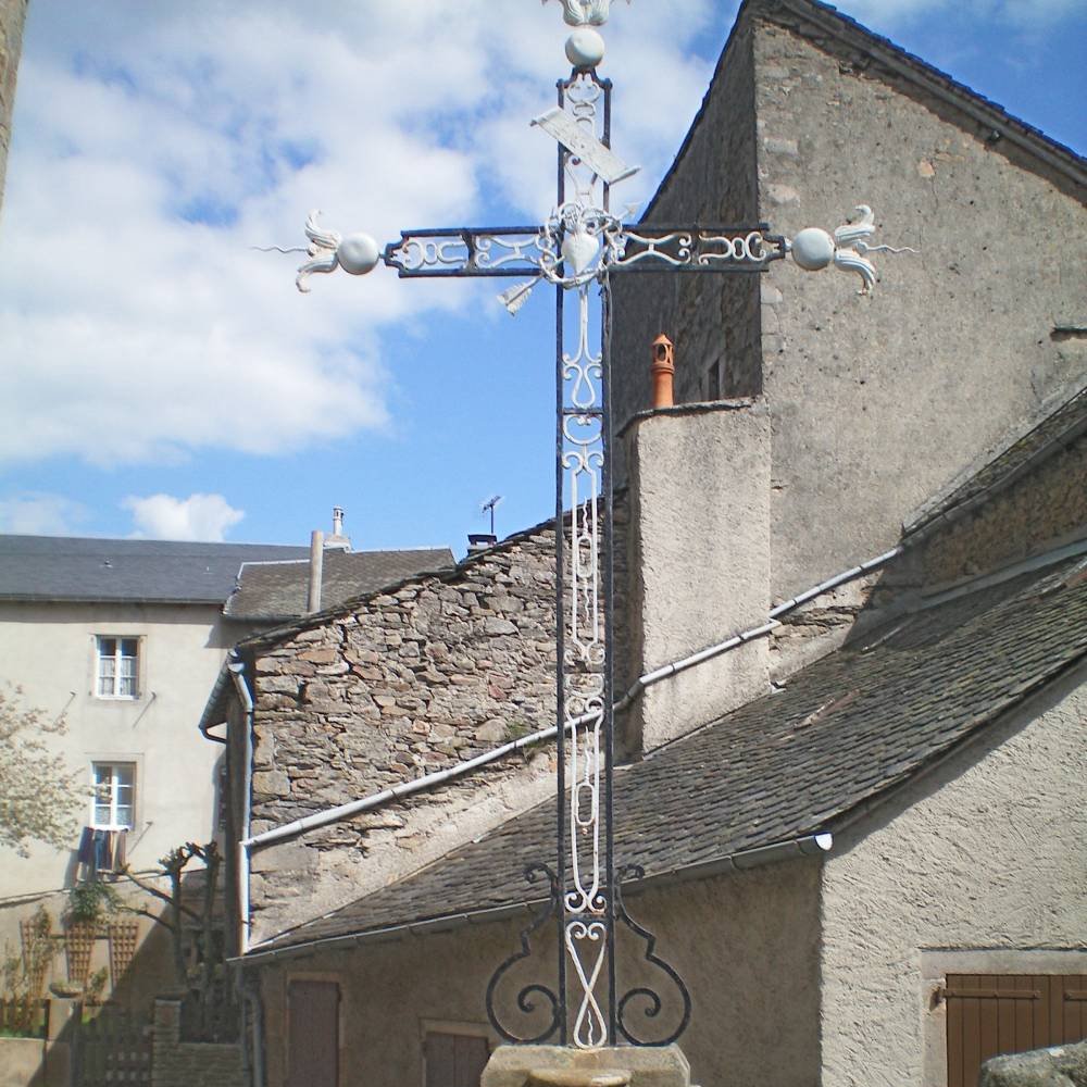 Croix à proximité du portail d'entrée de l'Église Saint-Géraud de Salles-Curan - Arnaud Villefranque