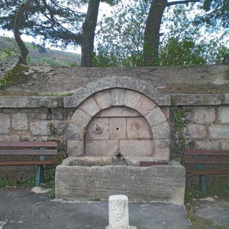 Fontaine de Saint-Laurent de Lévézou