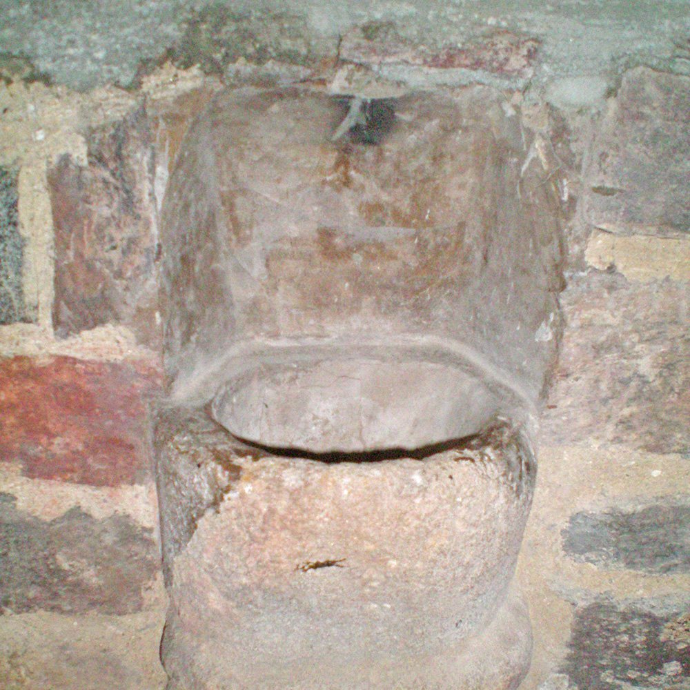 Bénitier en pierre à l'entrée de la chapelle de Salars - Arnaud Villefranque