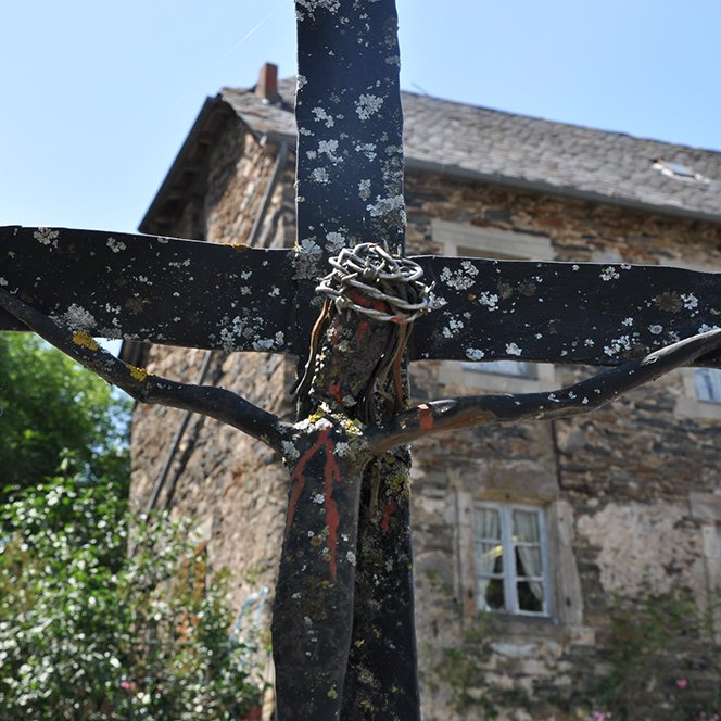 Vue rapprochée de la croix en fer de l'église de Saint-martin des Cormières - Arnaud Villefranque