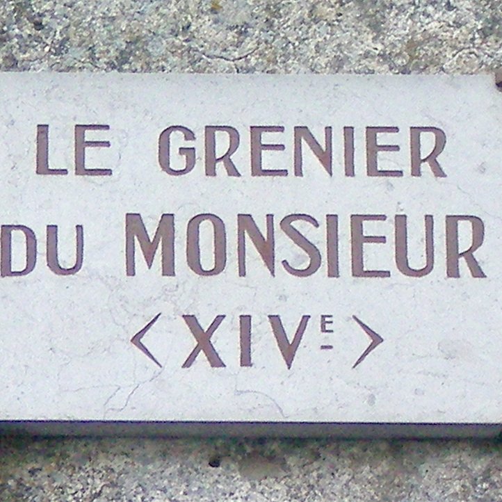 Plaque LE GRENIER DE MONSIEUR XIVe posée sur l'édifice - Arnaud Villefranque