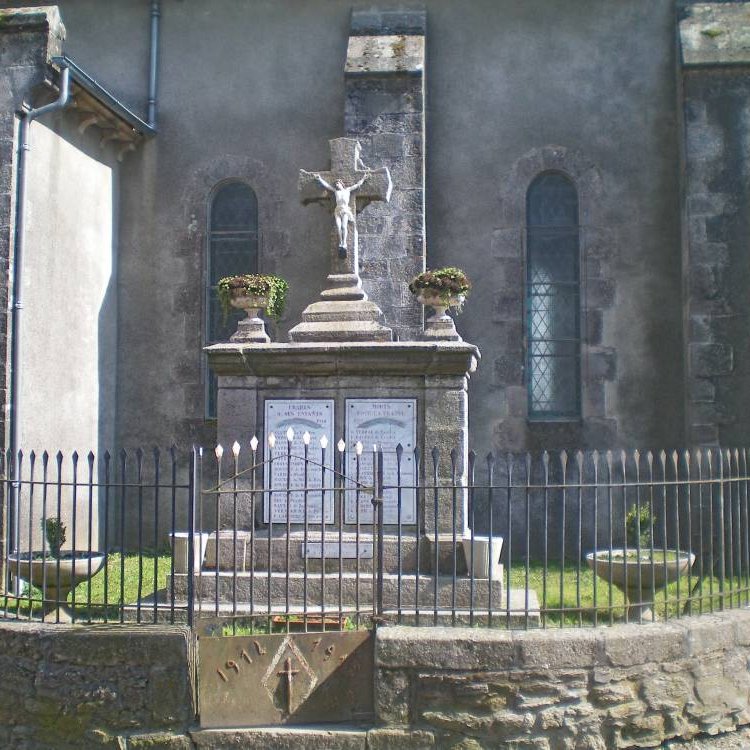 Vue générale du monument aux morts de Prades de Salars - Arnaud Villefranque